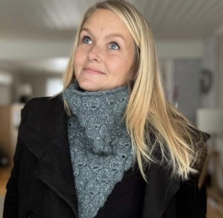 Strikkeoppskrift Chestnut Cowl fra Hettestrikk